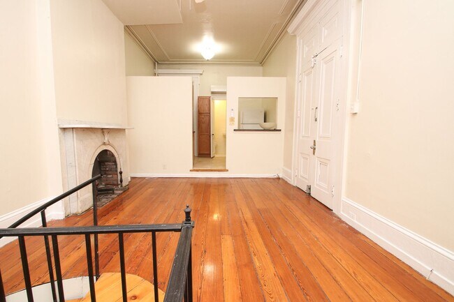 Building Photo - Spacious Bilevel 1 BR, 1.5 BA & More!*Avai...