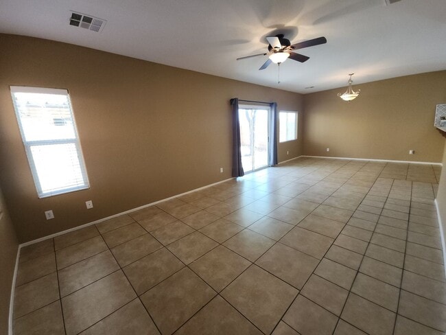 Building Photo - Beautiful detached home with fully fenced back yard.