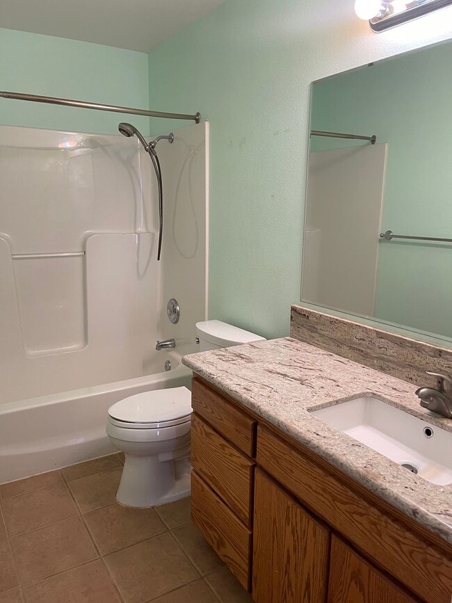 Building Photo - Charming Three Bedroom Pet Friendly Home i...