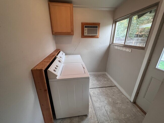 Building Photo - 1227 4th St