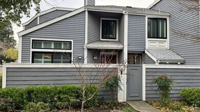 Building Photo - Remodeled Wellington 3 bed/2 bath end unit...