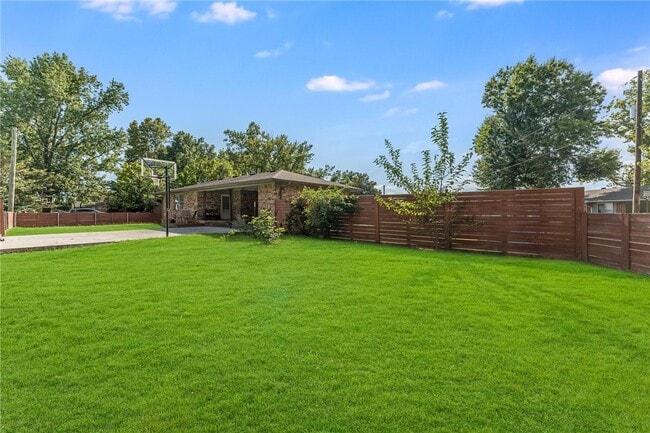 Building Photo - 1202 SW B St