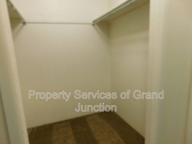 Building Photo - 805 E Cedar Ct