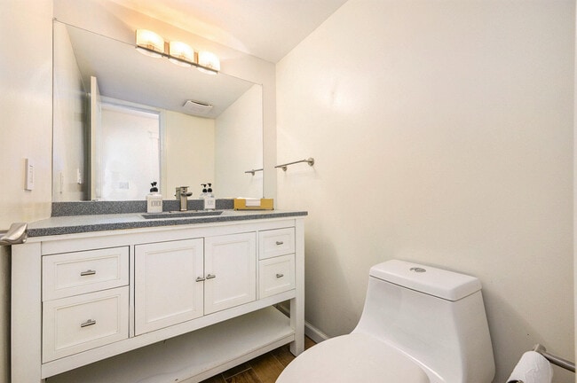 Building Photo - 42198 Roscommon St