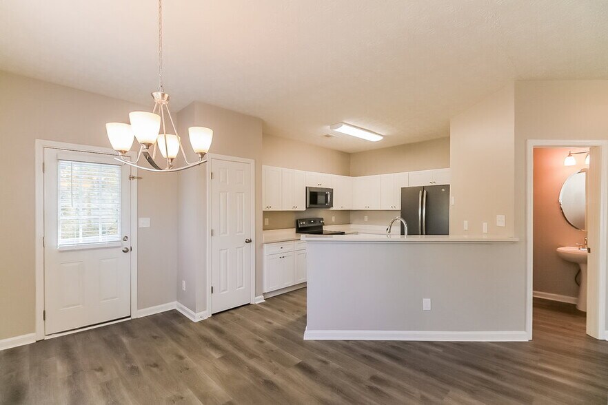 Building Photo - 7430 Royale Ln