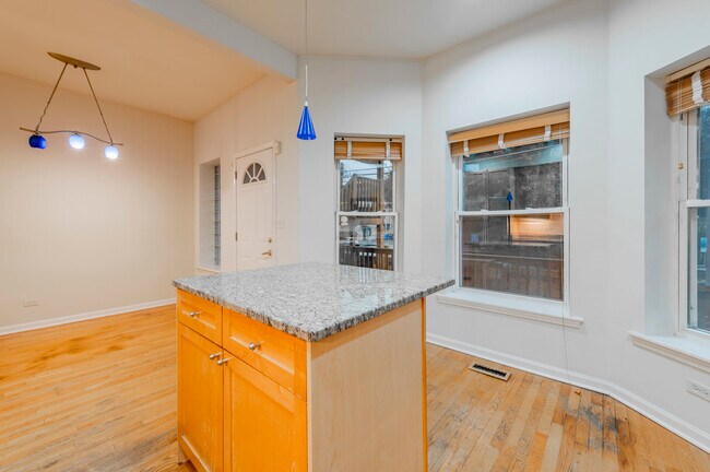 Building Photo - 1017 W Dakin St