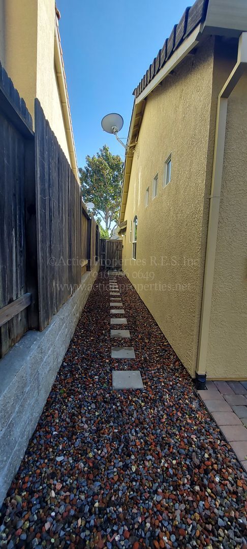 Building Photo - Rocklin  Highland Park  3 bedroom 2 bathroom, Great Room Floor Plan with Tile Flooring,  Fenced Yard