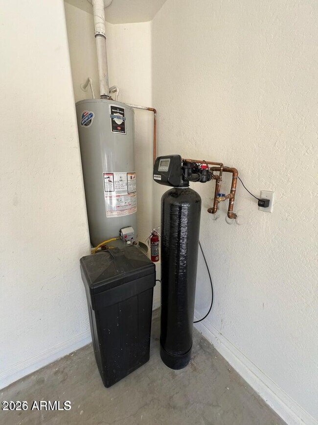 Building Photo - 714 W Spruell Ave