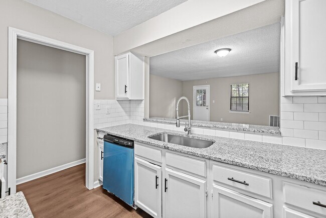 Building Photo - 646 Valley Crest Dr