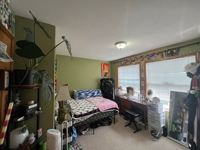 Building Photo - 3 Bed 1.5 half bath House Close to WWU and...