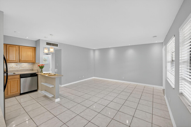 Building Photo - 4051 NE 13th Ave