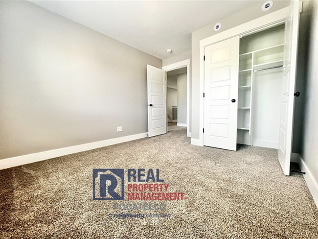 Building Photo - 3 Bedroom 2.5 Bathroom Town Home - 1 Car Garage - Small dog allowed