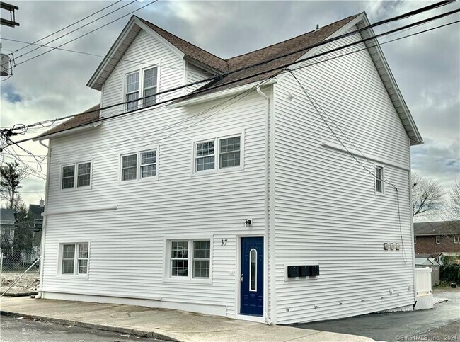Building Photo - 37 Village Rd
