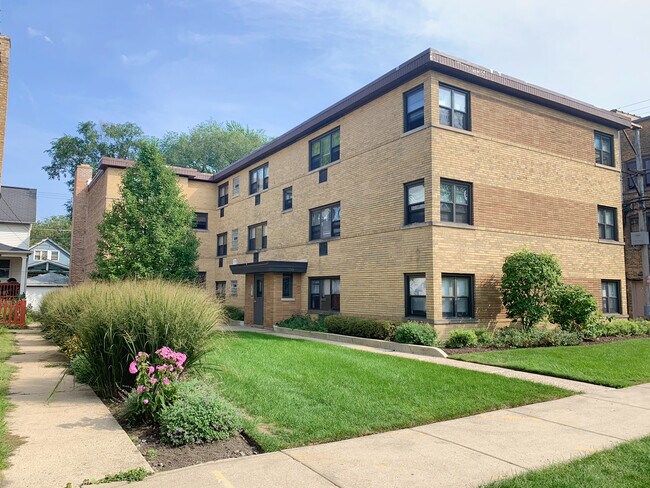 Building Photo - Spacious 1 Bedroom near St. Francis Hospital!