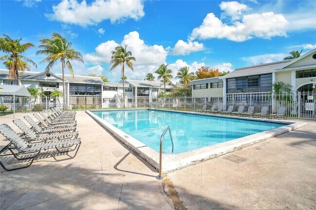 Building Photo - Beautiful Garden Apartment, Move in Condition