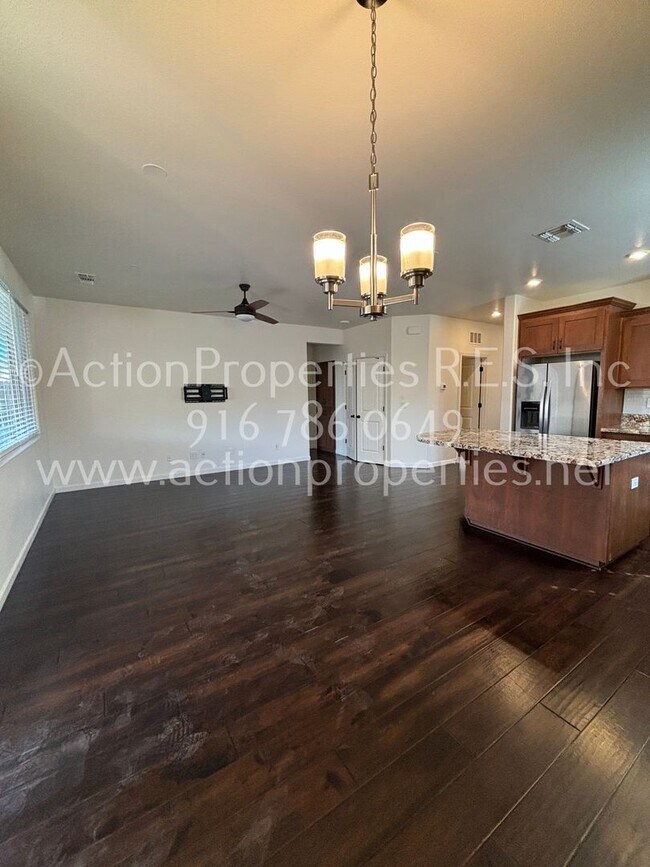 Building Photo - Solar Rocklin Gated Single Story: Close To Shopping 3 Bedroom 2 Bath, Covered Patio, Low Maintena...