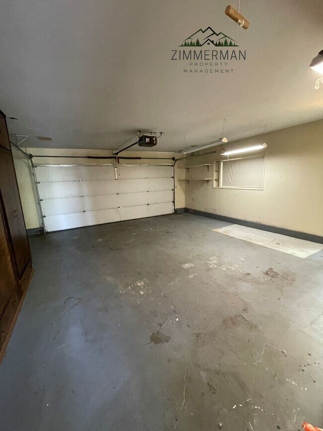 Building Photo - 3 Bedroom, 3 Bathroom Home in Beautiful Sh...