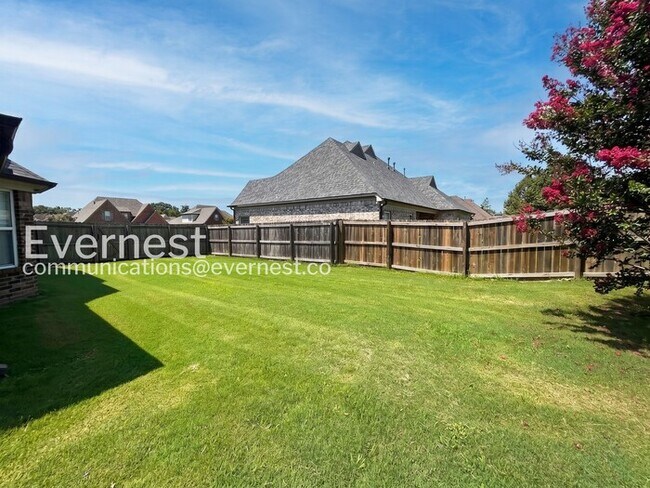 Building Photo - 4 Bed/2.5 Bath Home with Garage / Pet-Friendly / Vouchers Accepted / Available Now!