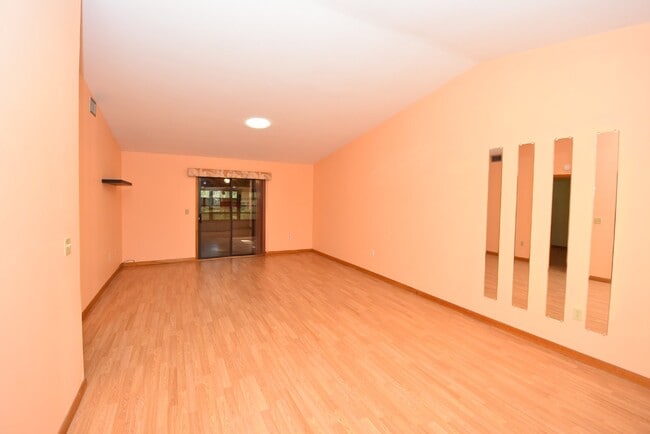 Building Photo - Lovely, 2 bedroom townhome in the Villages...