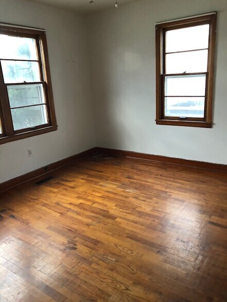 Building Photo - 2806 Florence Dr