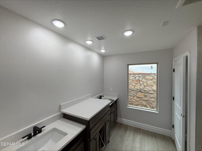 Building Photo - 2633 Dunoon Dr