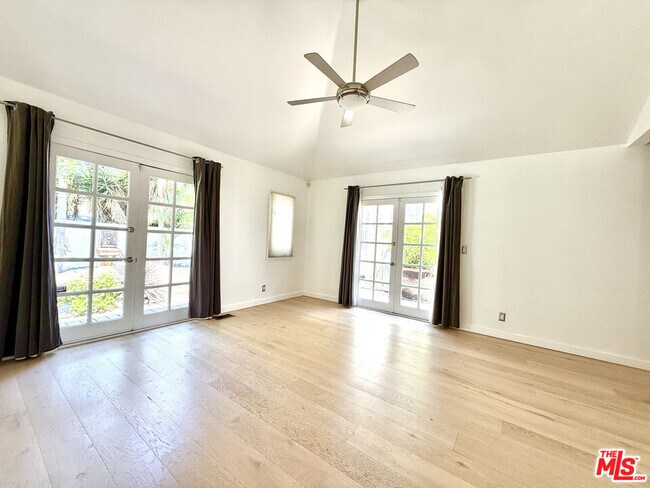 Building Photo - 1153 N Poinsettia Pl