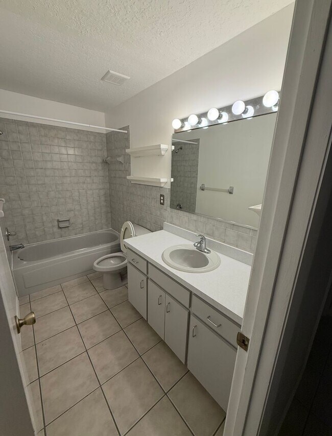 Building Photo - Charming 3/2- Heart of Zephyrhills