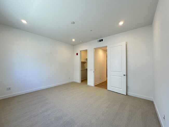 Building Photo - "Chic 1-Bedroom Retreat with Spacious Living in Valencia – 915 Sq Ft of Comfort!"