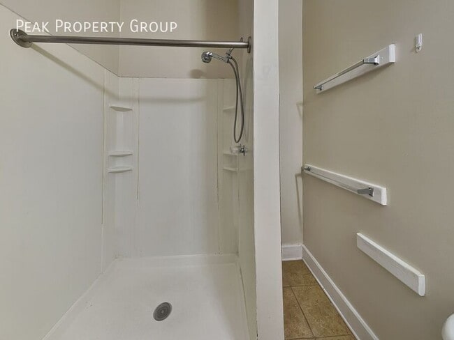 Building Photo - 1394 1/2 Indianola Avenue-