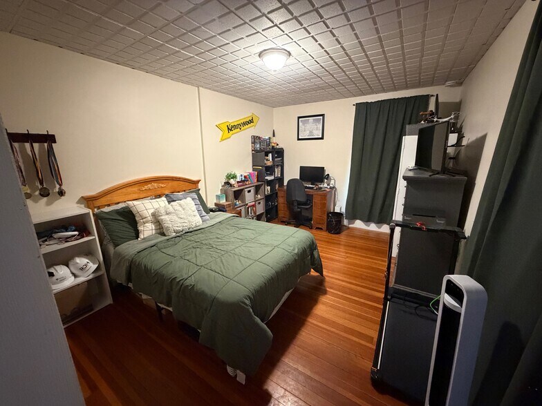 Building Photo - 429 Main St