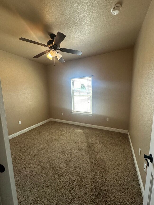 Building Photo - Stunning 4 Bed 2 Bath Home! Parkview Schoo...