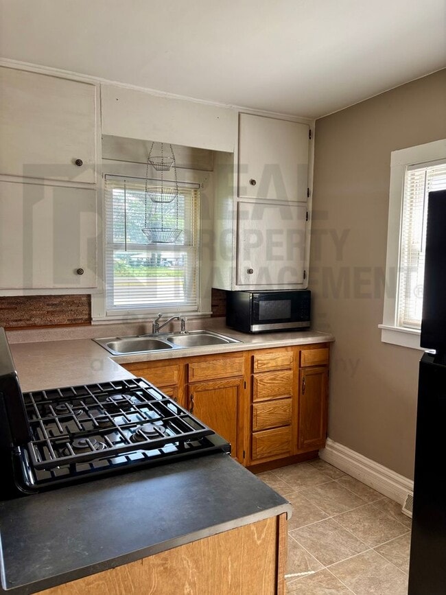 Building Photo - Spacious 3Bed/1.5Bath Close to Valparaiso