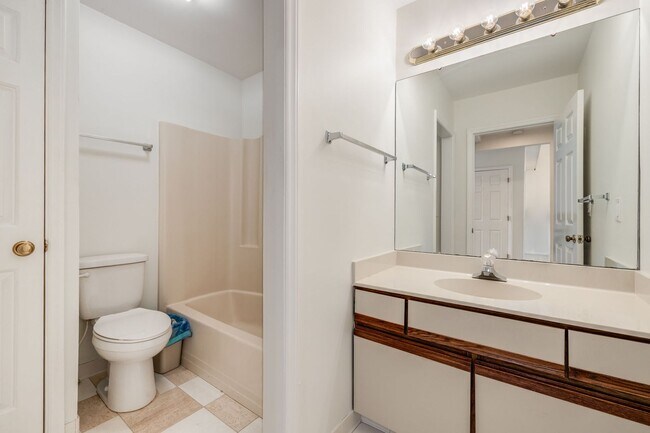 Building Photo - 2-Bedroom, 2-Bathroom Condo with Stunning Downtown Views