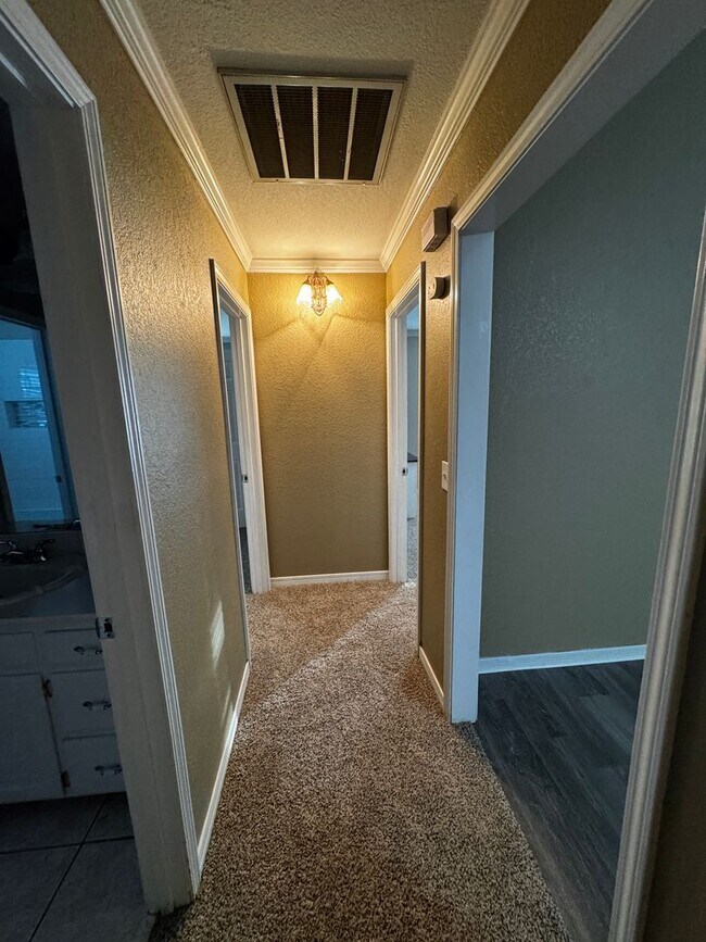 Building Photo - 4 Bedrooms 3 bathrooms, OFFICE 2 living rooms, and 2 car garage