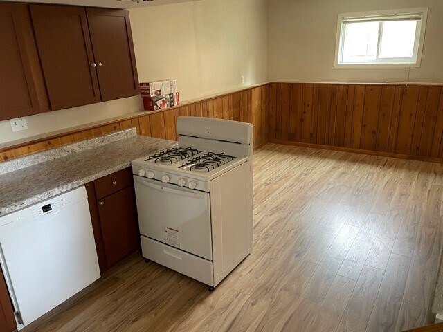 Building Photo - 307 Cardinal Cres