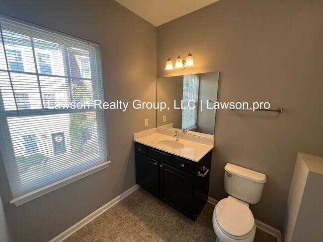 Building Photo - Luxurious Colonial Green Townhome with Garage