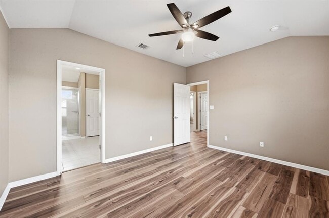 Building Photo - 5517 Bradford Pear Ln