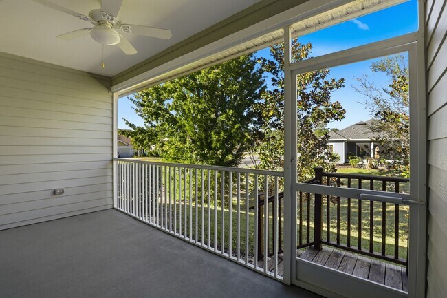 Building Photo - Villas of West 3Bed/2Bath End Unit