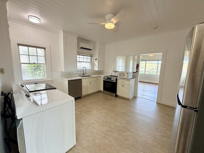Building Photo - Exclusive Lower Manoa Historical Estate:  Panoramic Diamond Head Views & Modern Features