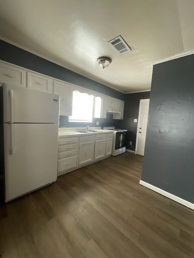 Building Photo - 2 Bedroom, 1 Bathroom Duplex. SPECIAL: HAL...