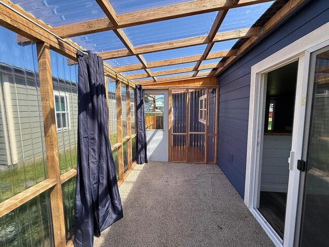 Building Photo - "Charming 3-Bed Oasis with Cozy Fireplace in Coos Bay – Your Perfect Retreat Awaits!"