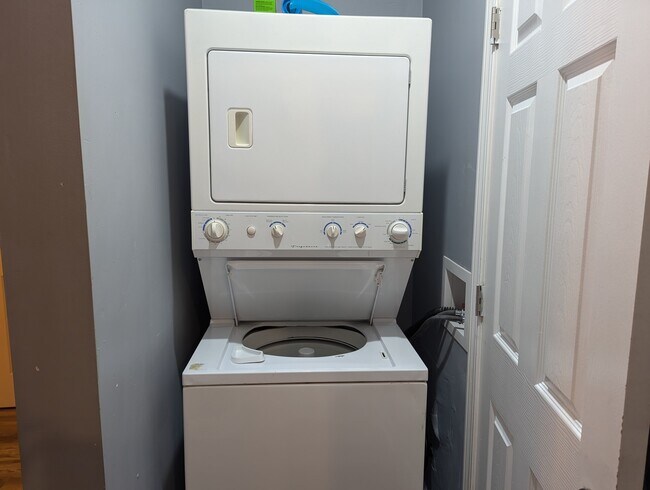 Building Photo - 1436 W Victoria St