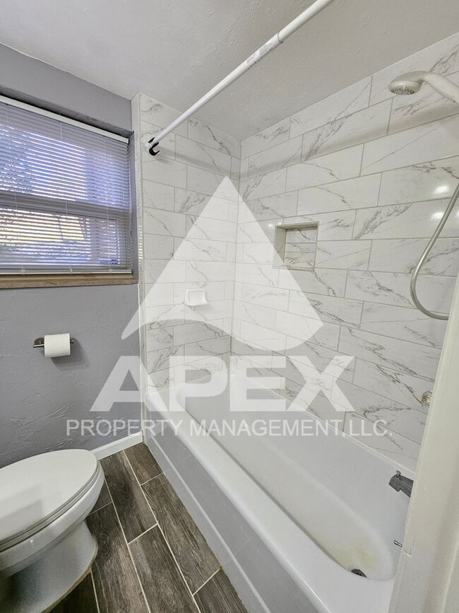 Building Photo - Spacious 4Bd – 2Ba Tri-Level Brick Home in North Knoxville!