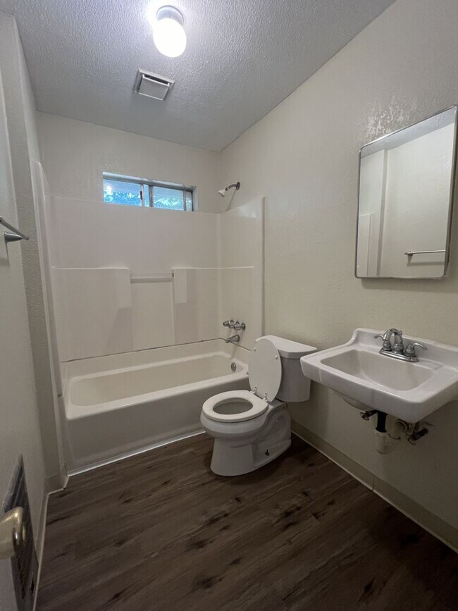 Building Photo - Suzette 3