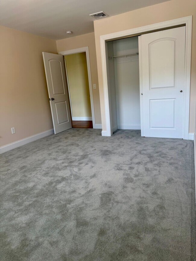 Building Photo - 497 Carnation Dr