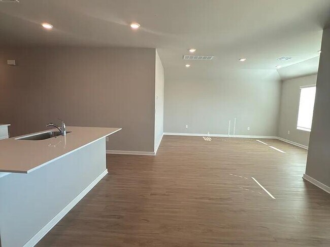 Building Photo - 2924 Firefly Dr