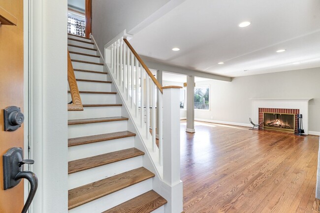 Building Photo - 5Bd/2.5Ba Seattle House