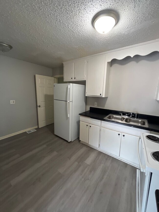 Building Photo - 3bedroom/2 bath home in Bordeaux, convenie...