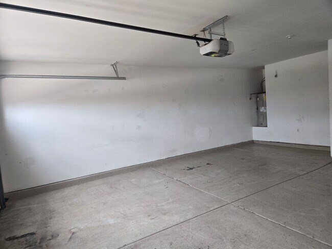 Building Photo - 3 bed, 2 bath in Surprise