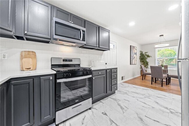 Building Photo - 801 N Evelyn Pl NW